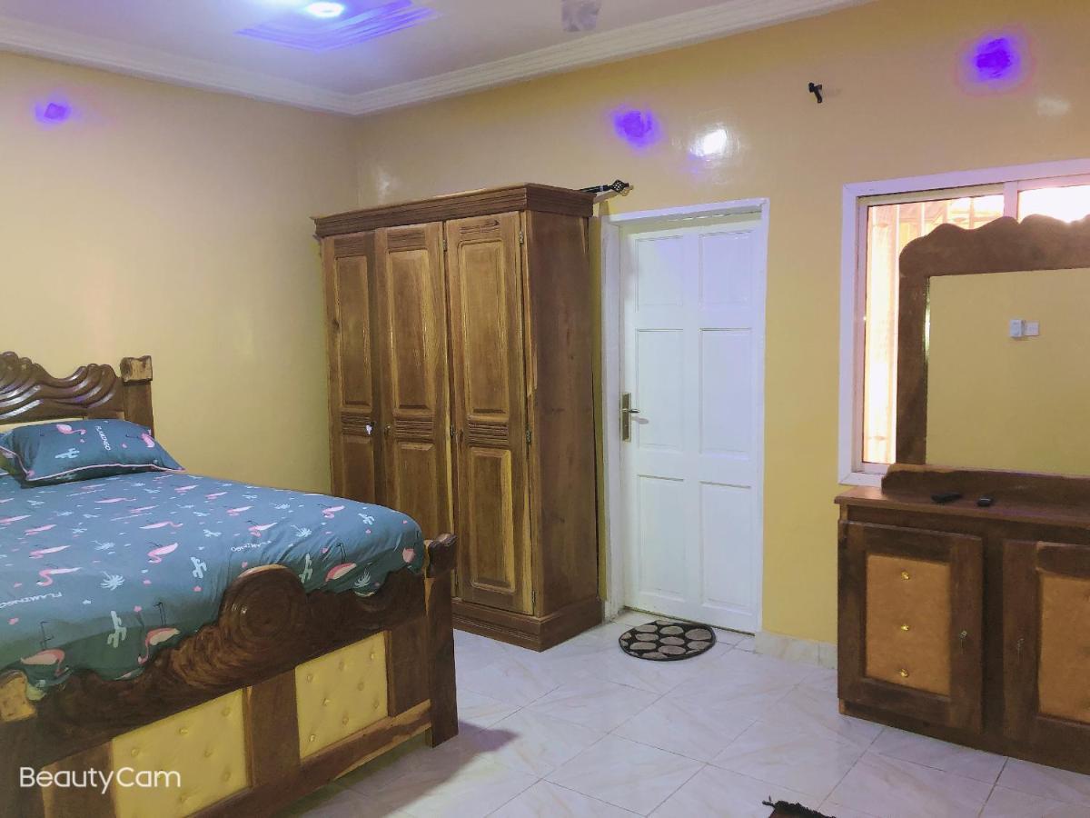 Awamuulamin Manneh Guest House Abuko Buitenkant foto