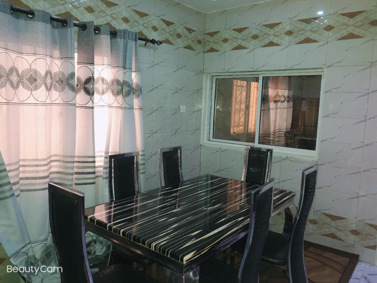 Awamuulamin Manneh Guest House Abuko Buitenkant foto