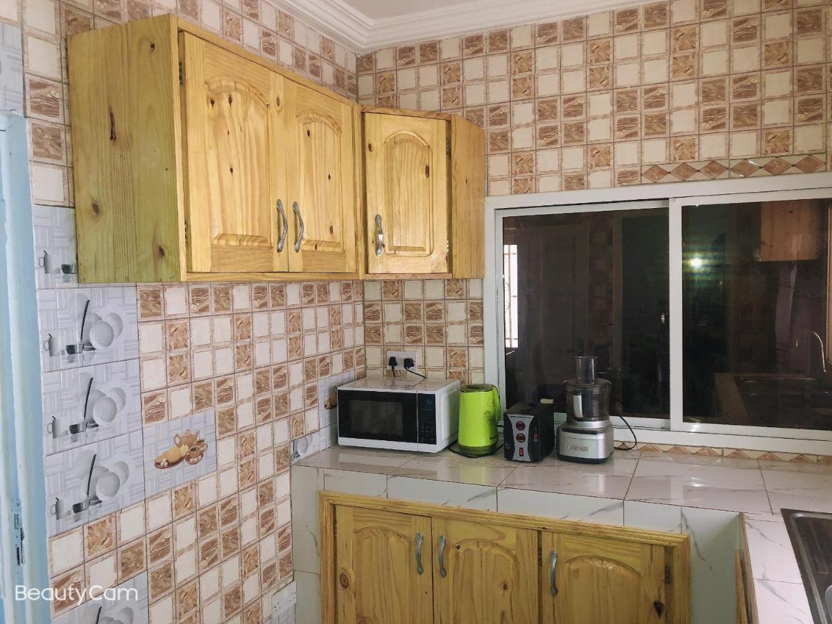 Awamuulamin Manneh Guest House Abuko Buitenkant foto